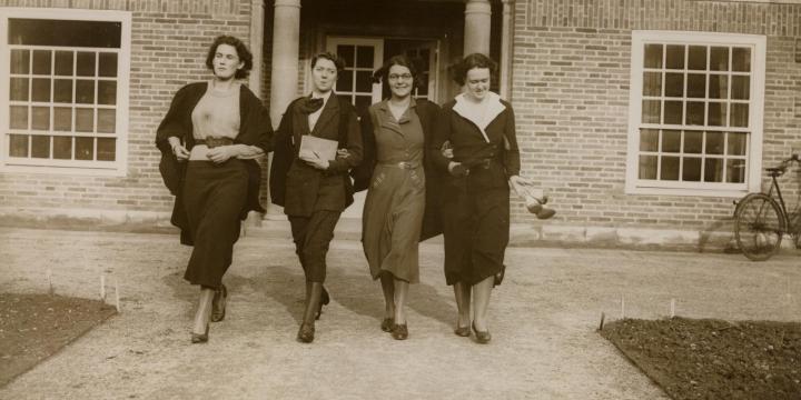 Students outside Deneke c.1933