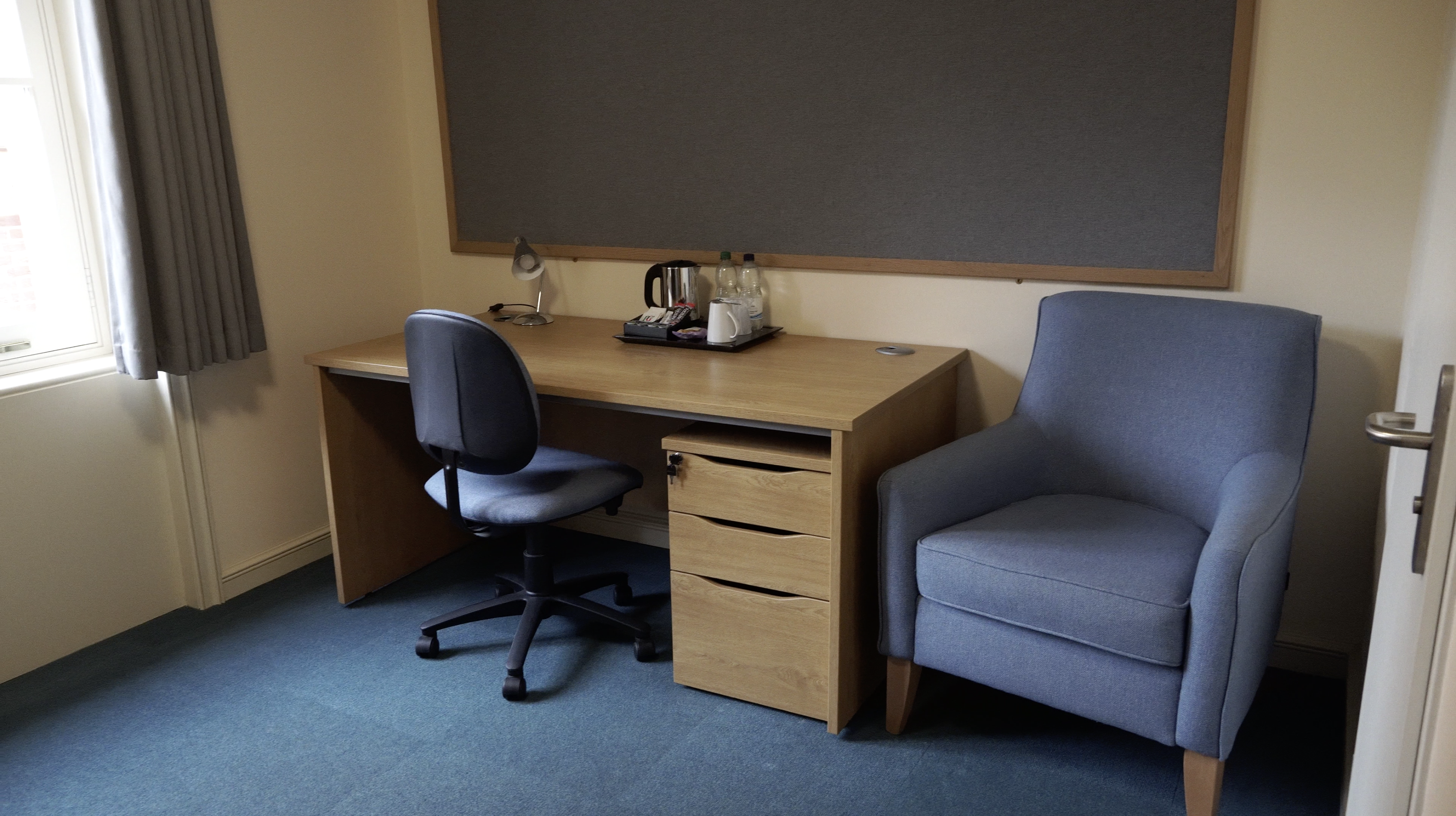 Picture of a Graduate room at LMH showing a desk and a chair