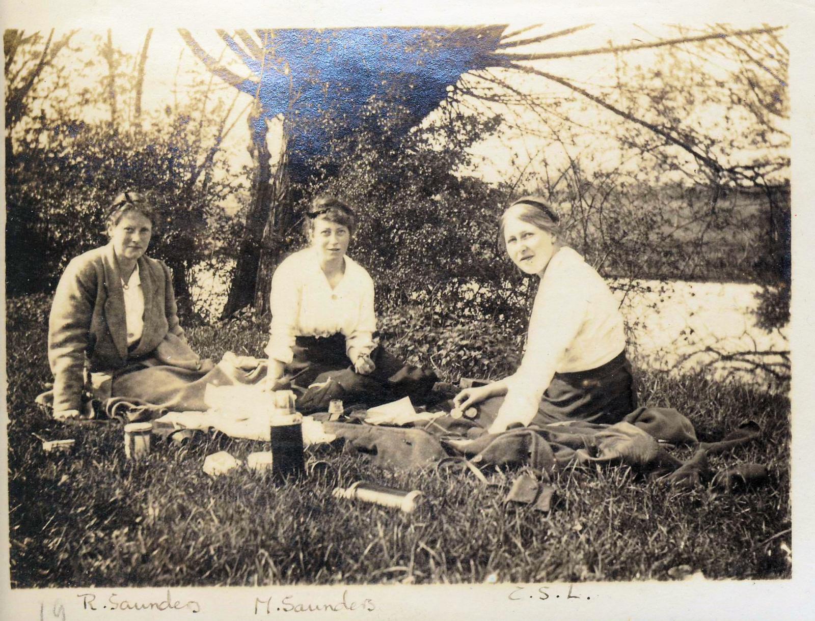 1918 photograph showing students enjoying a break in the river Cherwell