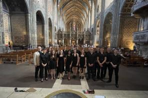 Photo of the LMH choir inside Albi cathedral