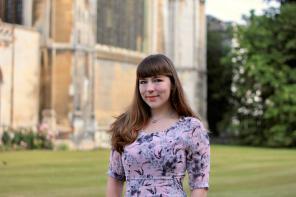 Holly Pacey's headshot
