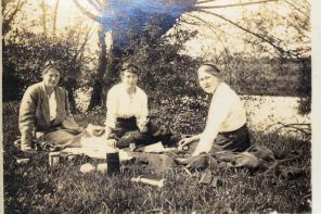 1918 photograph showing students enjoying a break in the river Cherwell
