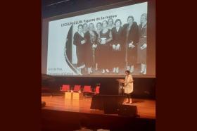 Professor Xon de Ros presenting